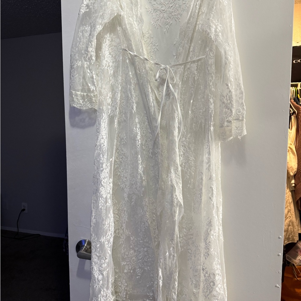 Elegant White Lace Robe